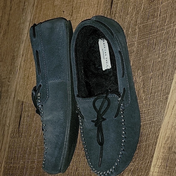 Wore Twice Inside Mens Small (7-8) American Eagle Moc Slippers - Picture 3 of 4